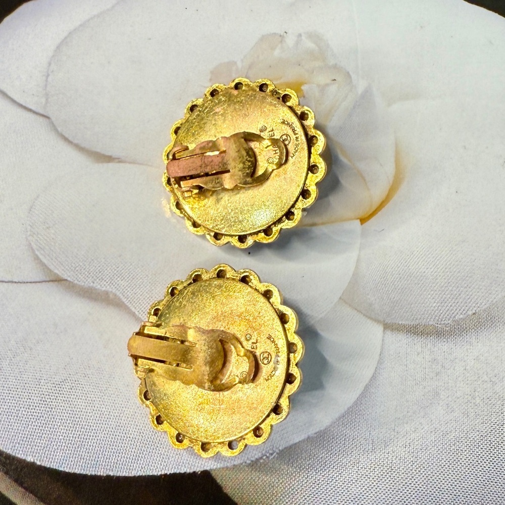 CHANEL Vintage Clip-On Earrings - Picture 7 of 7